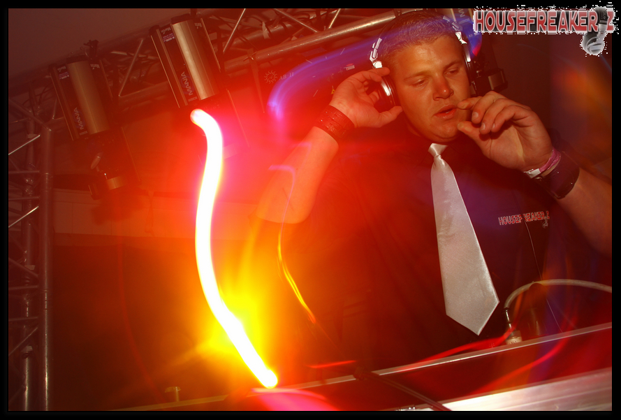 889x601 pixels (522K)